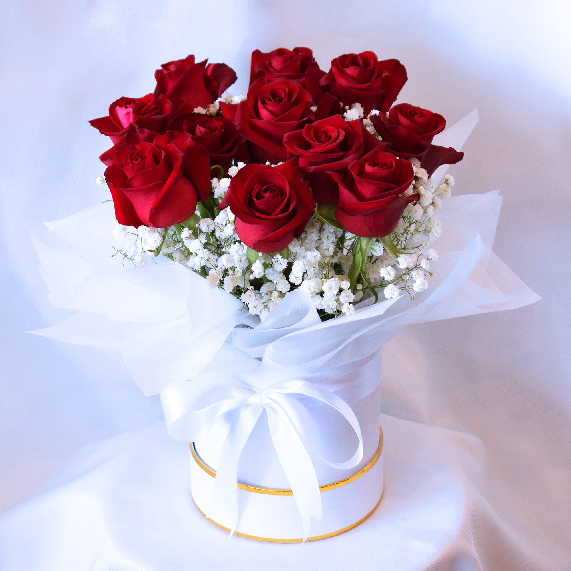 Flower arrangement red roses in white hatbox