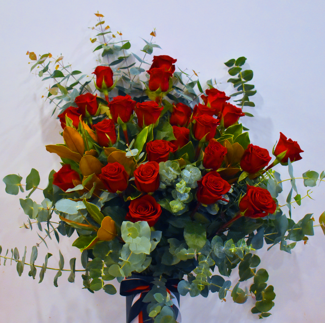 Valentine&#39;s Day Flowers - Deluxe Red Roses Bouquet + Vase!
